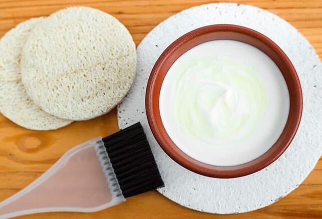 Wrinkle-smoothing sour cream and yeast mask